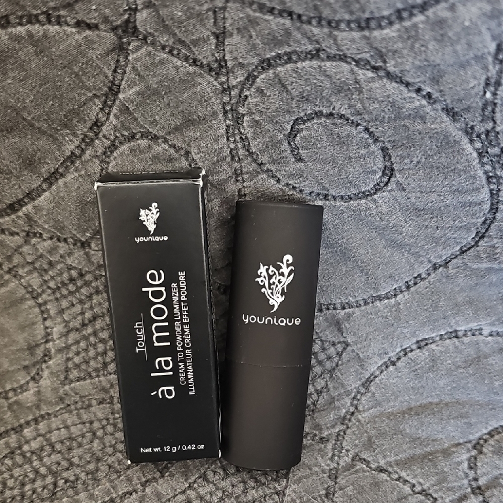 Younique Touch à la Mode Illuminator